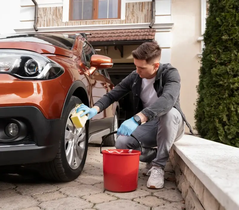 Lavage auto à domicile Aumur : professionnel intervenant sur un véhicule